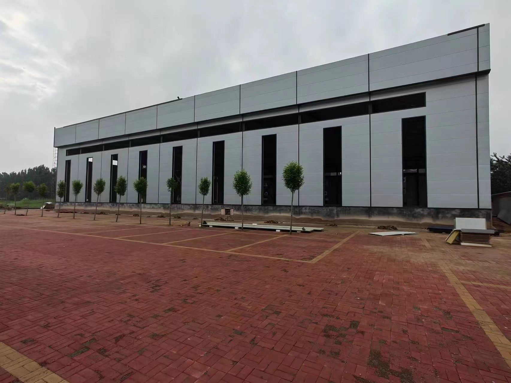 Customized Steel Structure Warehouse With Sloped Roof And Galvanized Steel Gutter