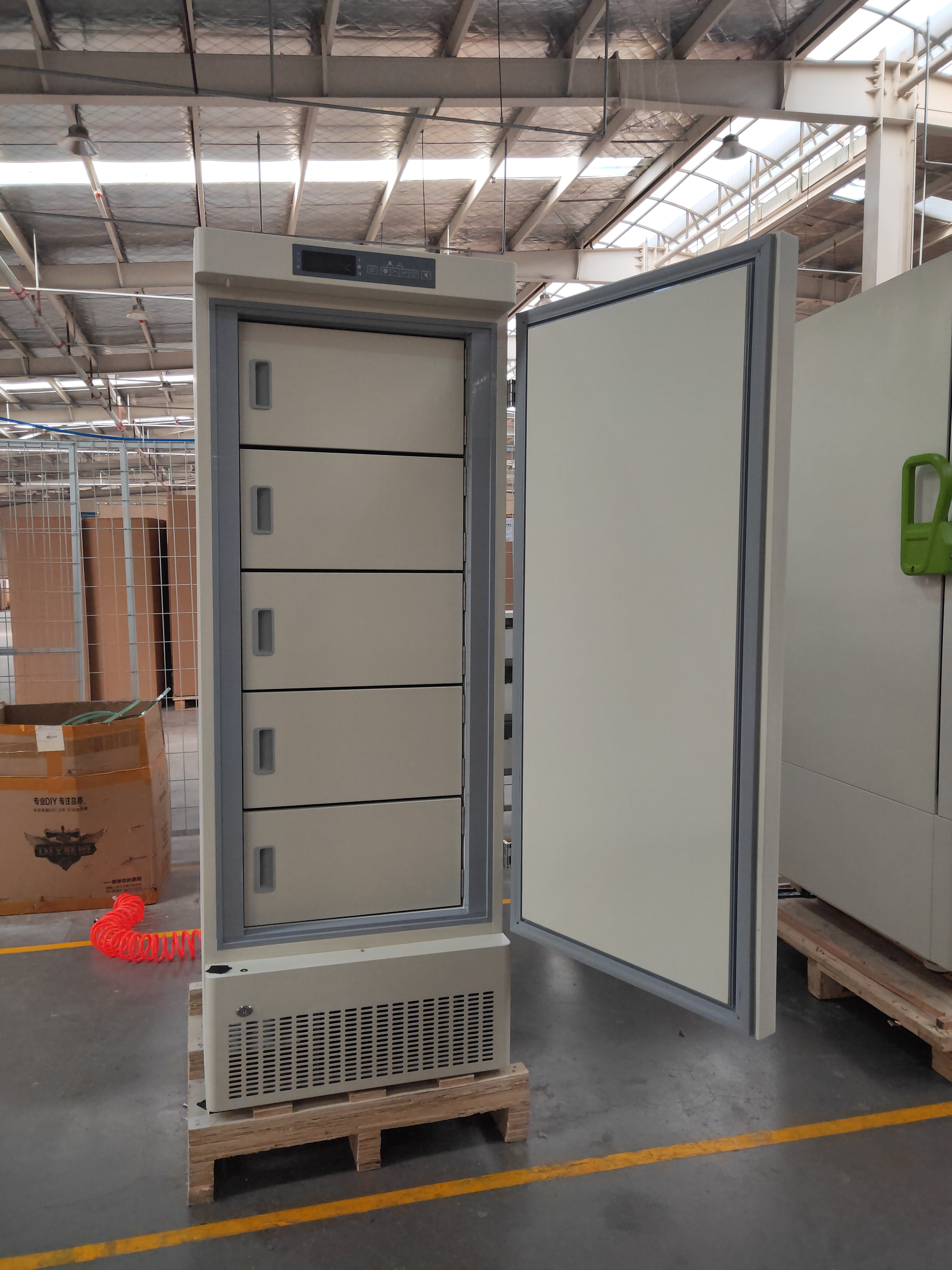 Minus 40 Degree LED Digital Display R290 Standing Deep Medical Freezer With Color Sprayed Steel 328 Liters
