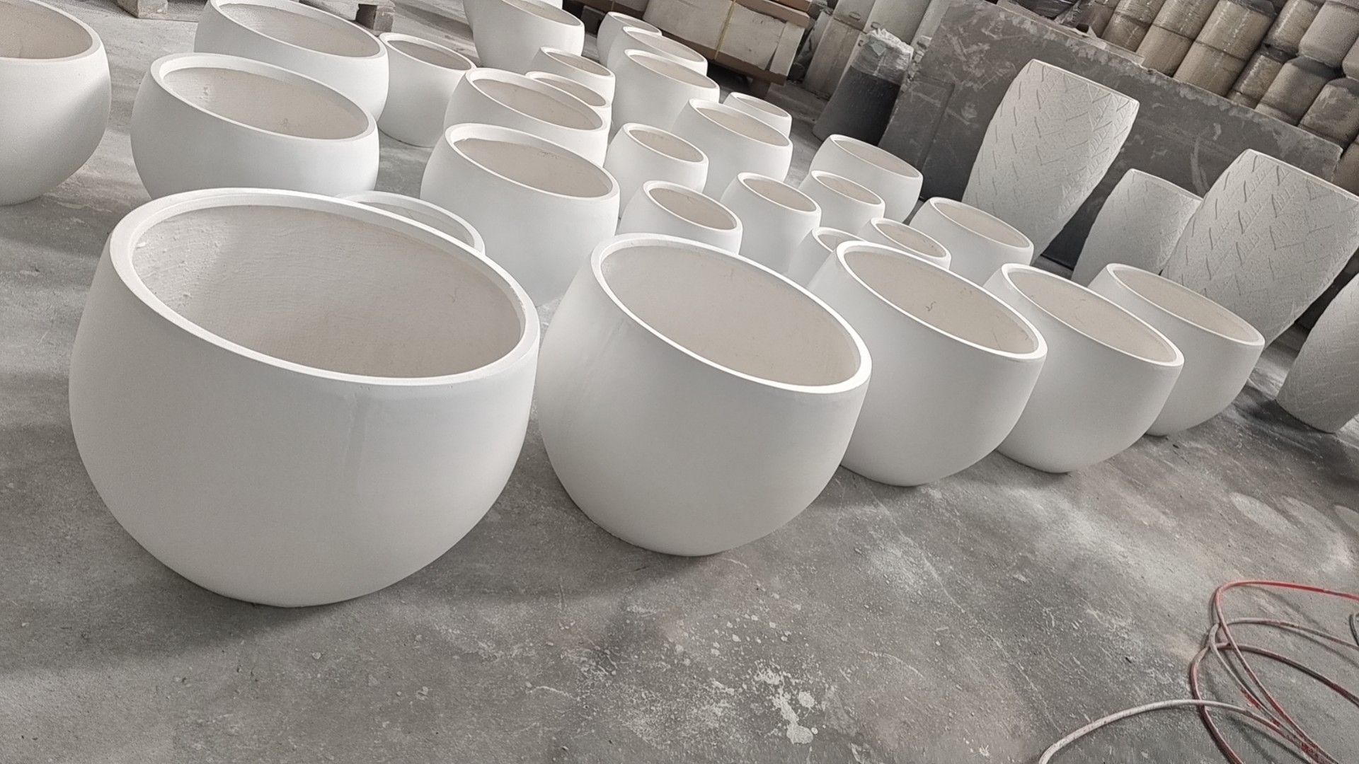 Powder Coated Finishing Fiber Clay Planters For Gardening Needs