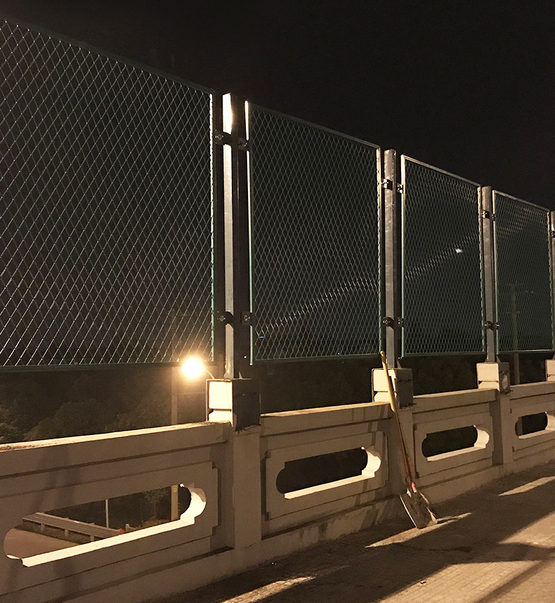 Anti Glare Traffic Barrier Barbed Wire Fence Mesh For Highways Made Of Stainless Steel
