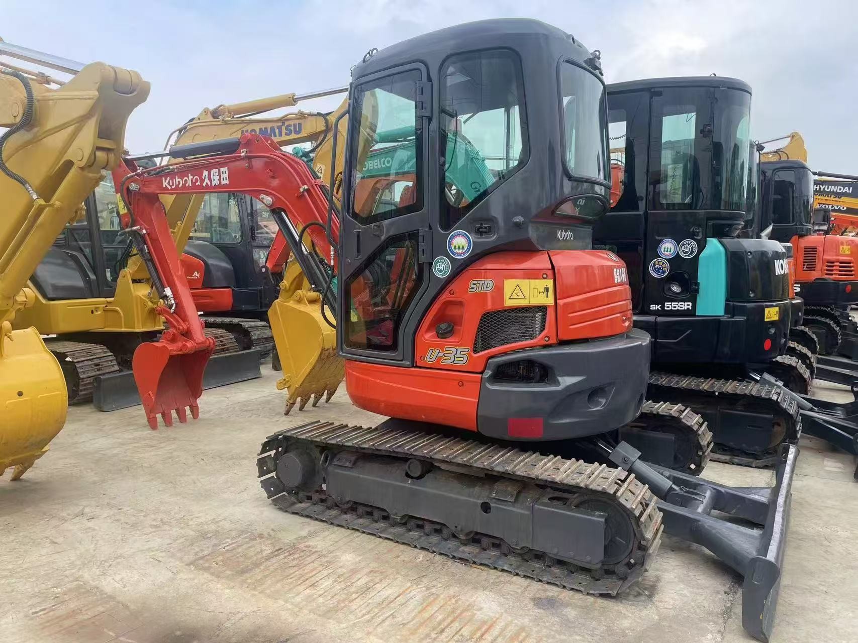 3 Ton Operating Weight Crawler Excavator Powered By Kubota Engine With 0.1m3 Bucket Capacity