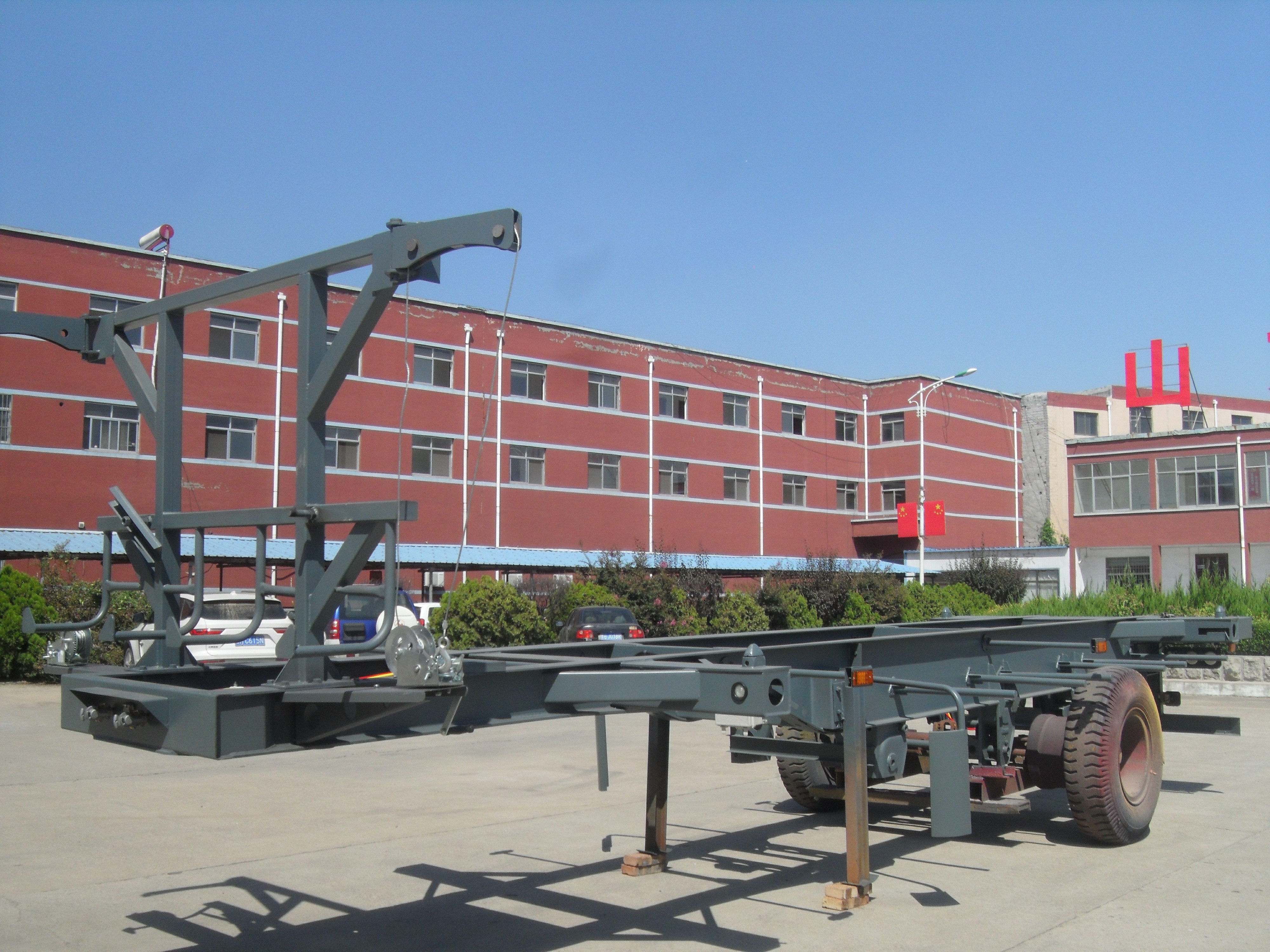 Mechanical Suspension Tri-Axle Skeleton Semi Trailer for Construction Site and 7pin Plug