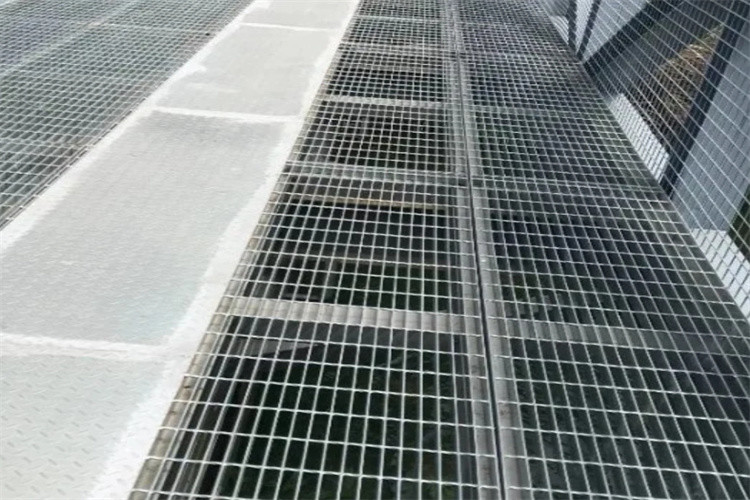 4mm Bearing Bar And Cross Bar Thickness Steel Walkway Grating For Stair Tread