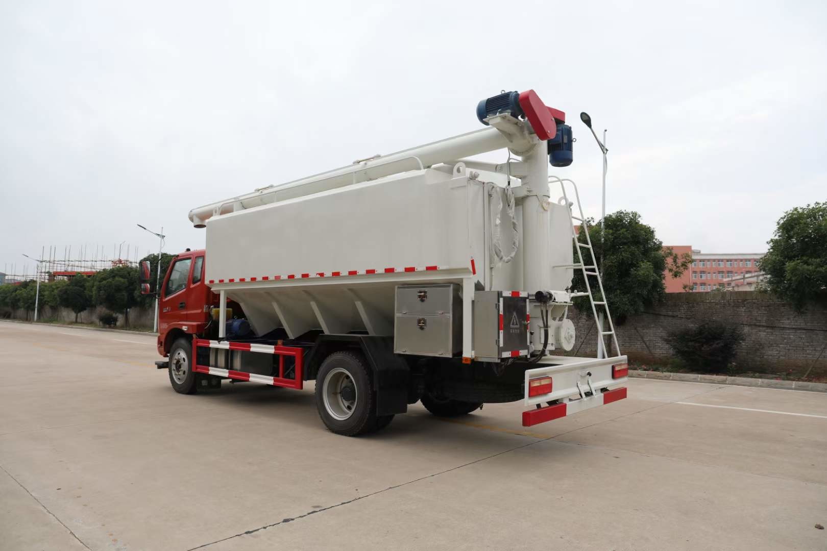 Feed Poultry Truck Chicken Feed Truck Max. Drive Speed 90km/H