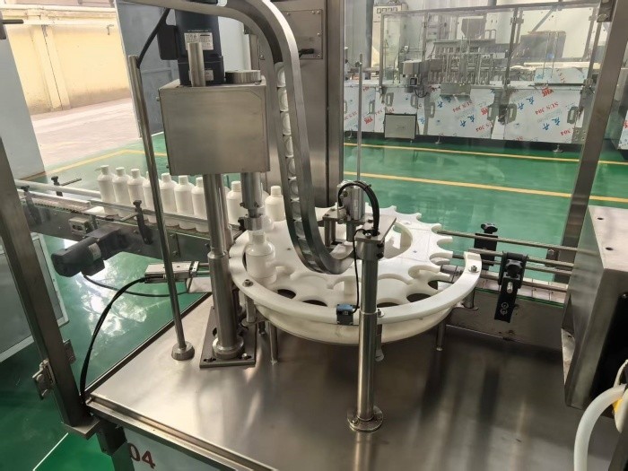Pharma Liquid Filling Machine For 30-500ml Volume Disinfect Plastic Or Glass Vials Bottles With GMP