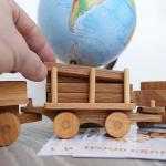 ISO9001 Handcrafted Small Wooden Boat Toy Powerboat Coastal Beach Themed