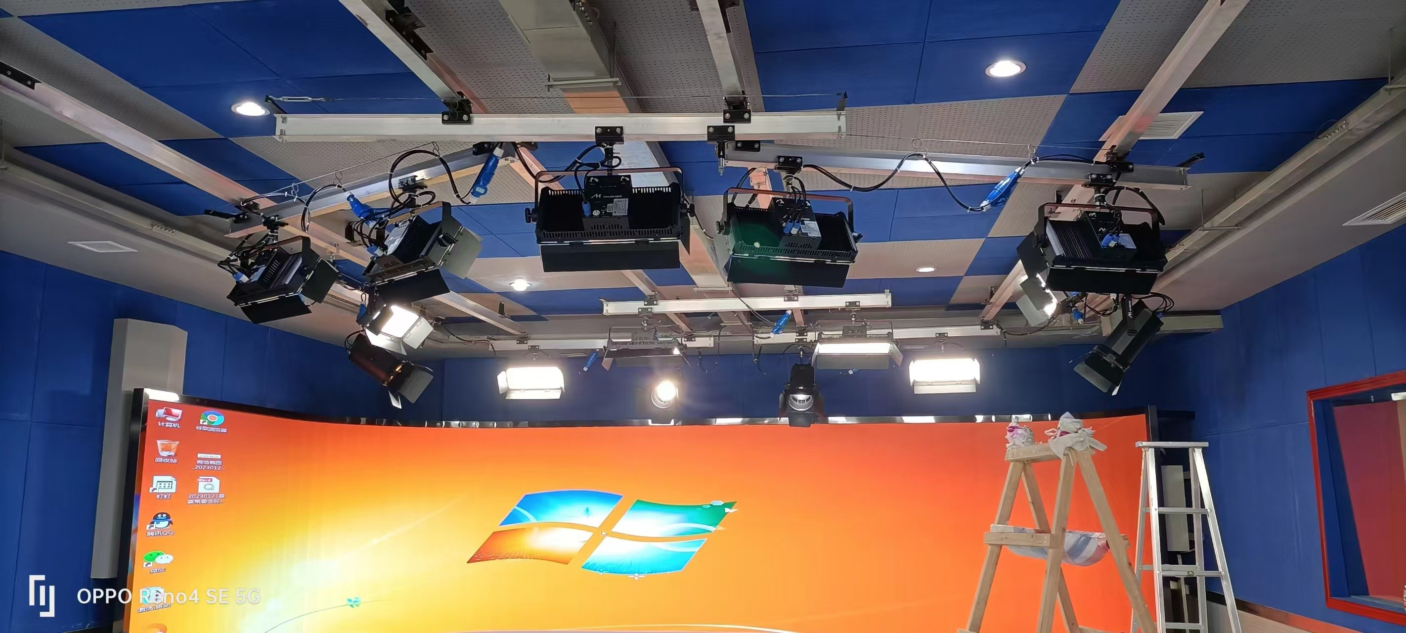300W RGBALC 6 In 1 LED Fresnel Auto Zoom CRI 97 Pro Lighting Solution