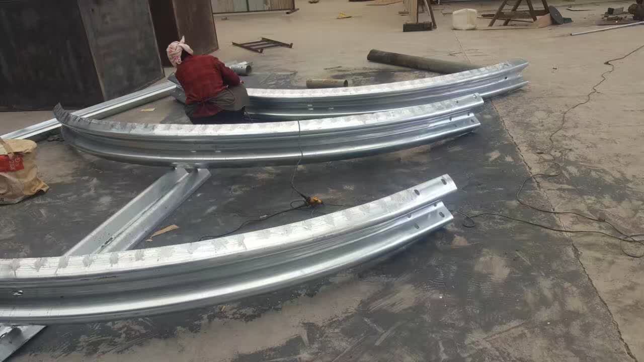 Outdoor Security Corrugated Curved Panel Guardrail with Galvanized Powder Coated Finish