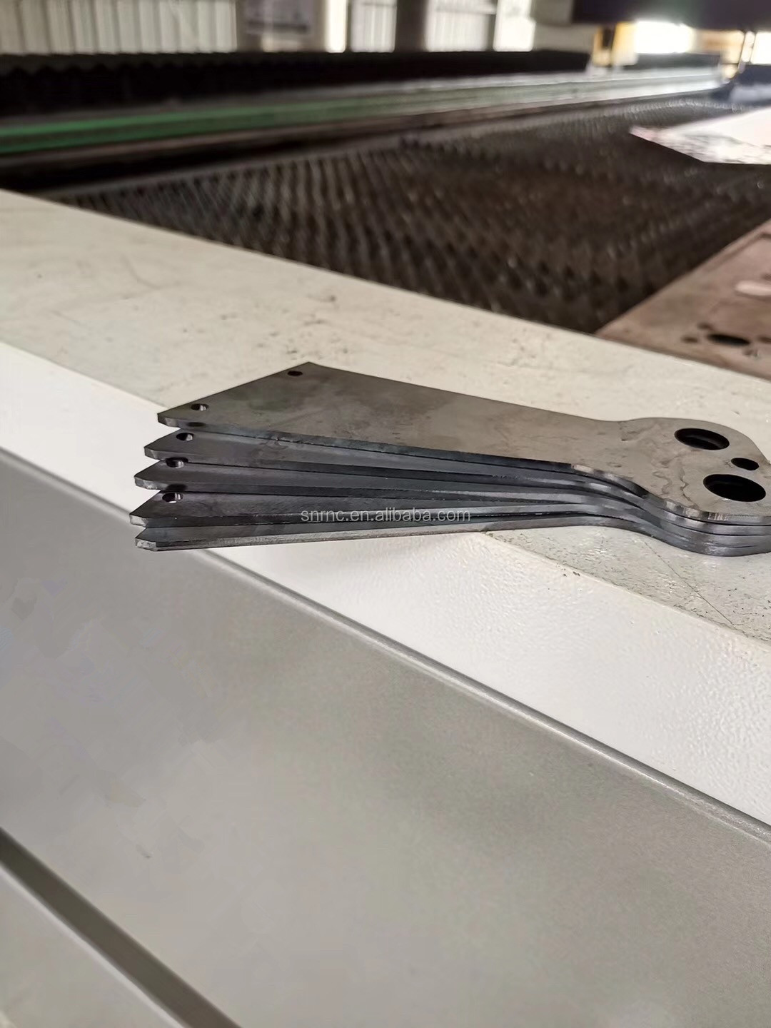 RAYCUS 1500W Metal Sheet Laser Cutting Machine Fiber Laser Cutting Titanium