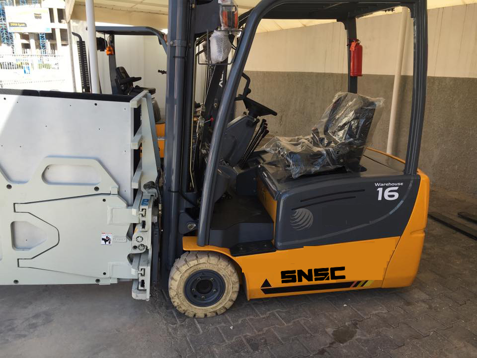 Convenient Monta Cargas Li-ion Battery Electric Reach Truck with Battery Charger