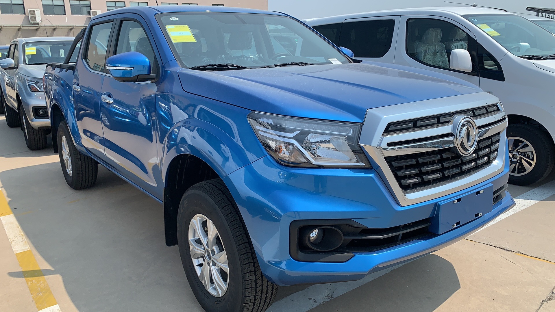 DFAC 4WD 2T Civilian Pickup Cargo Truck With Different Color Diesel Gasoline Engine