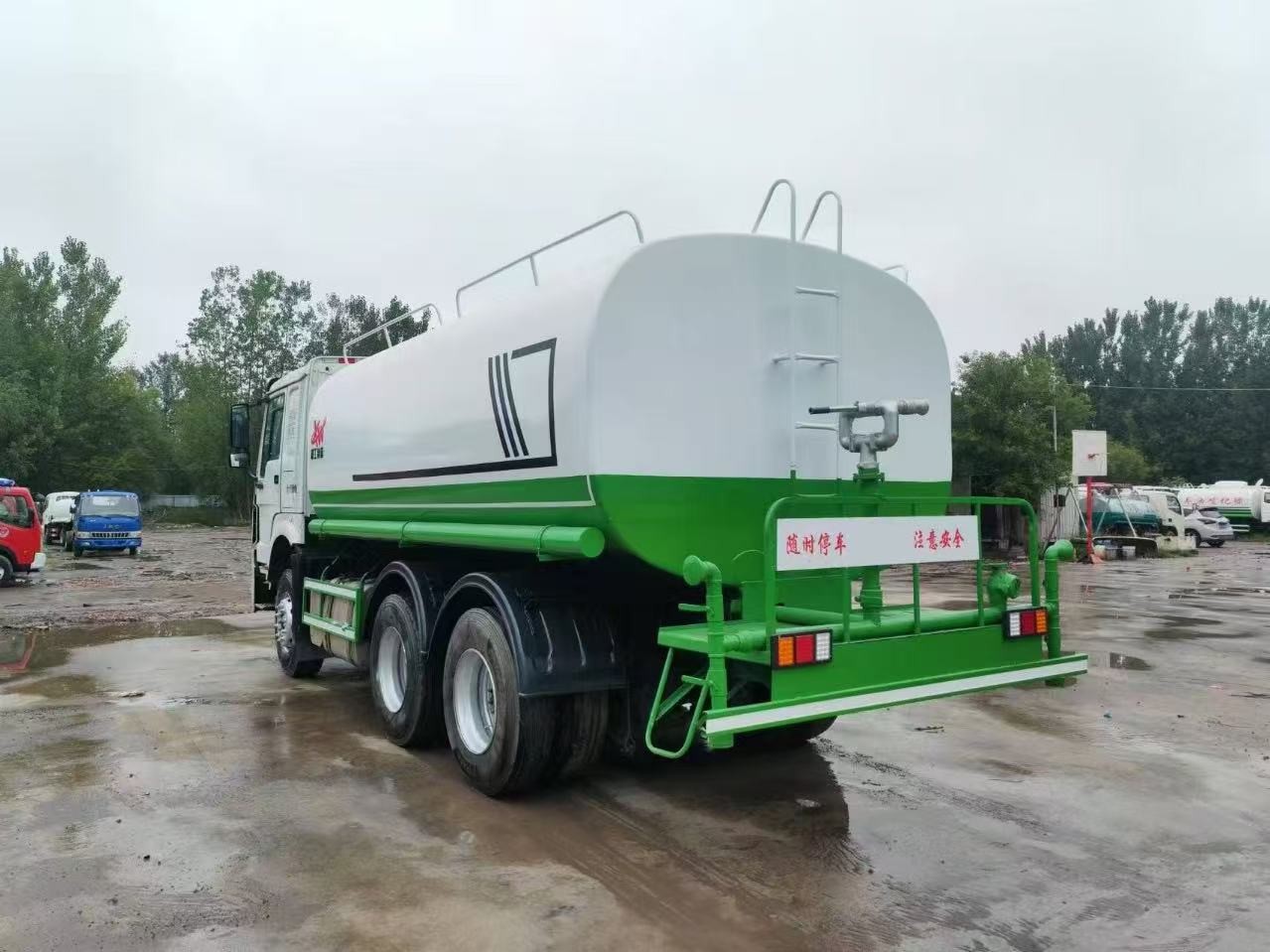 FAW Tank Watering Truck Dongfeng Sinotruk HOWO Shacman Road Sprinkler Sanitation Vehicle 20000/30000L 6X4 Heavy Duty Milk Tanker Drinking Water Truck