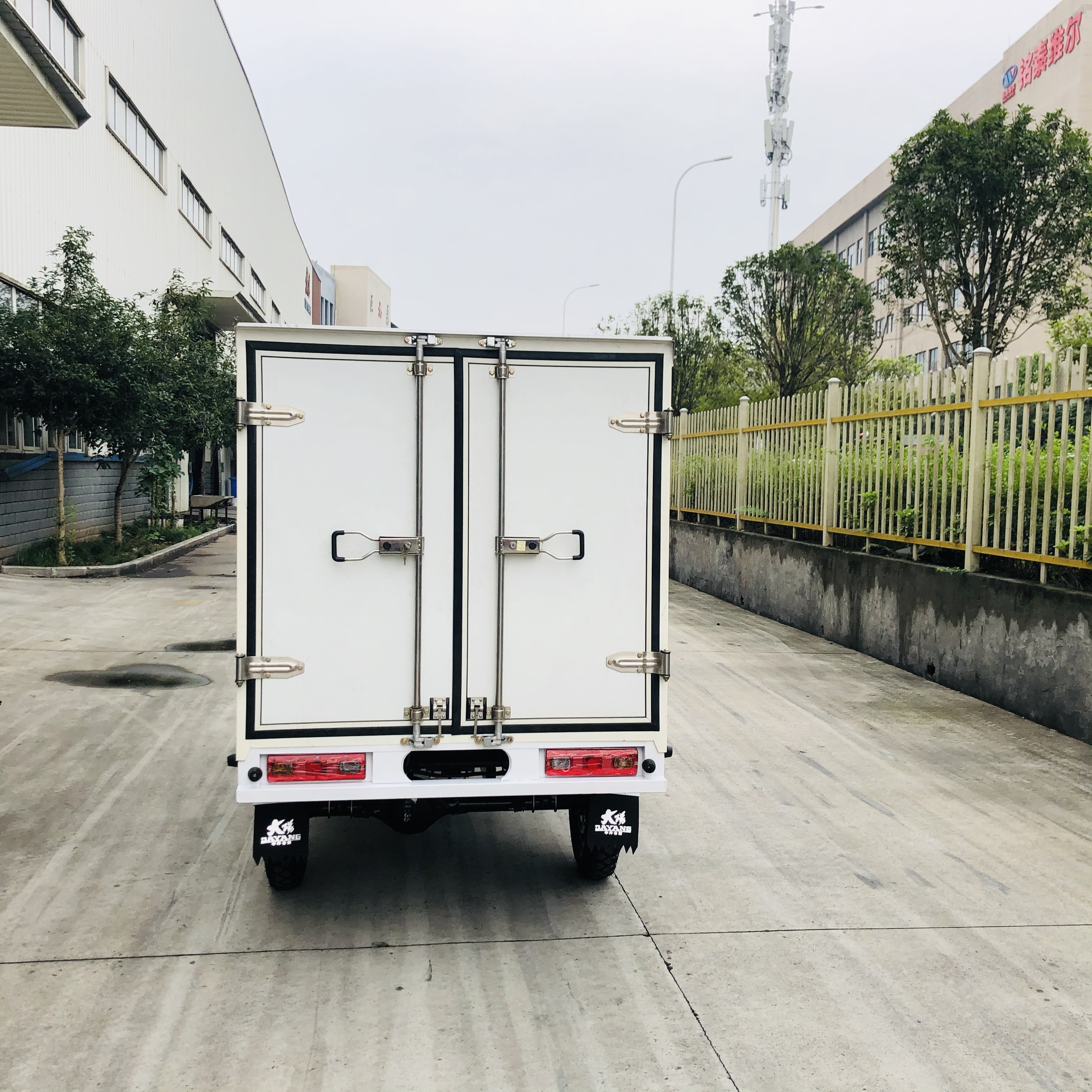 Three Wheel Refrigerator Cargo Tricycle with Iron Cabin and Hydraulic Rear Brake