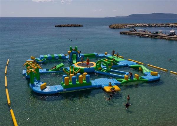 0.9mm PVC Tarpaulin Funny Water Games / Adult Inflatable Floating water Park 3