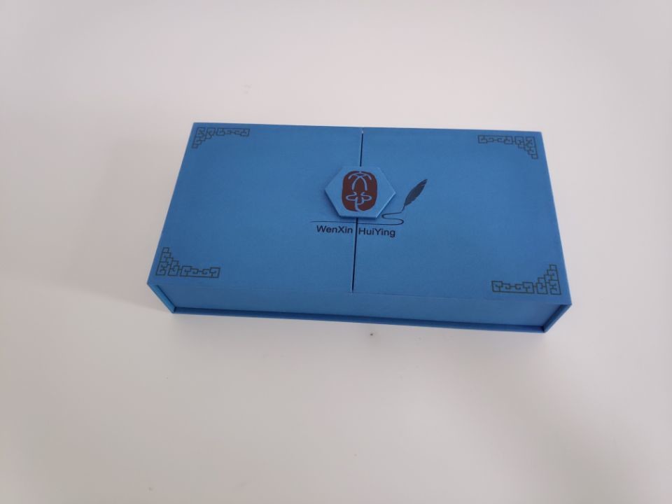 Customized bookstyle rigid paper packaging box with magnetics