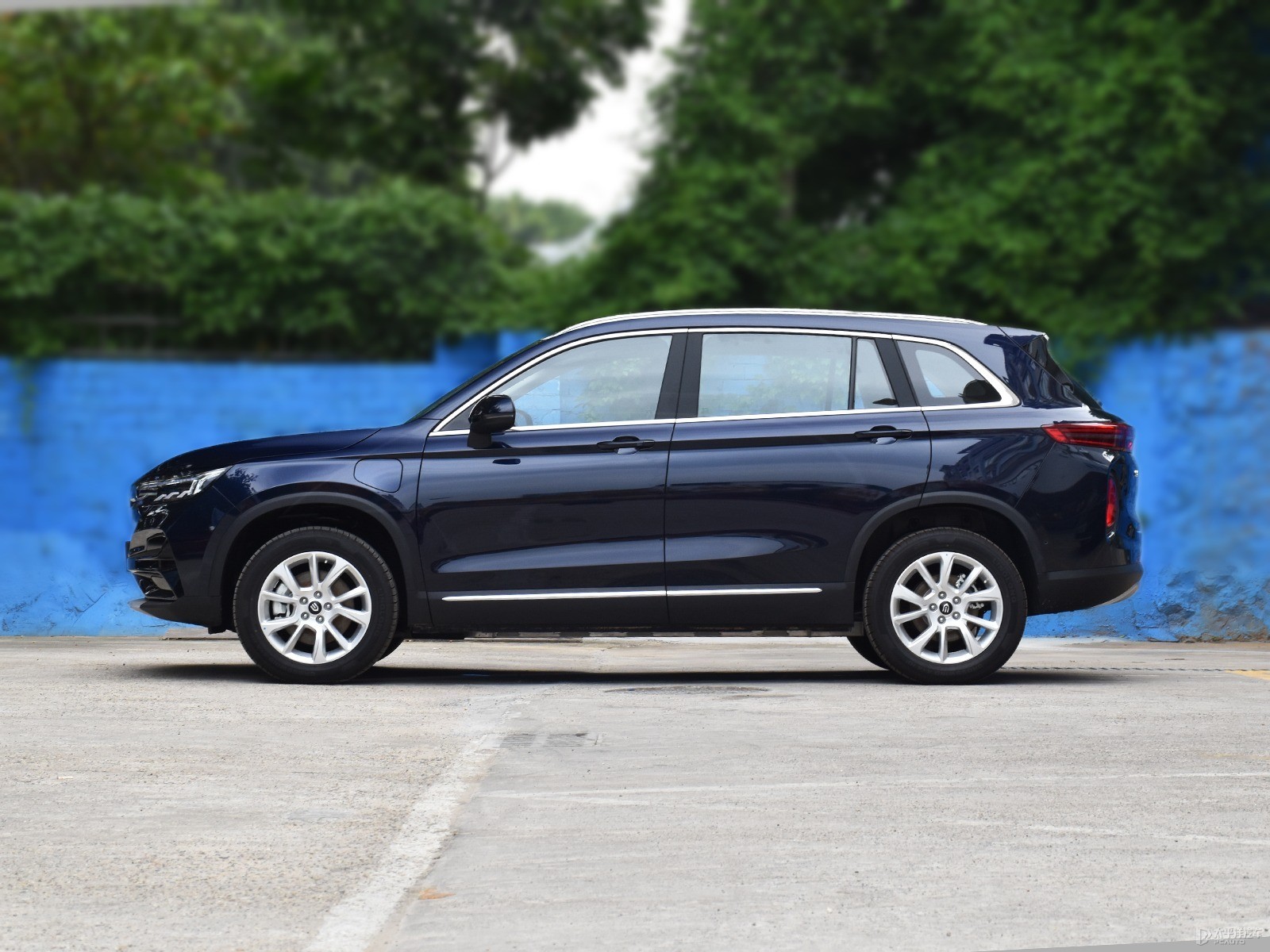 Hot-selling new energy vehicle Chuangwei EV6 has a battery life of 620 kilometers and a large body capacity Happy edition