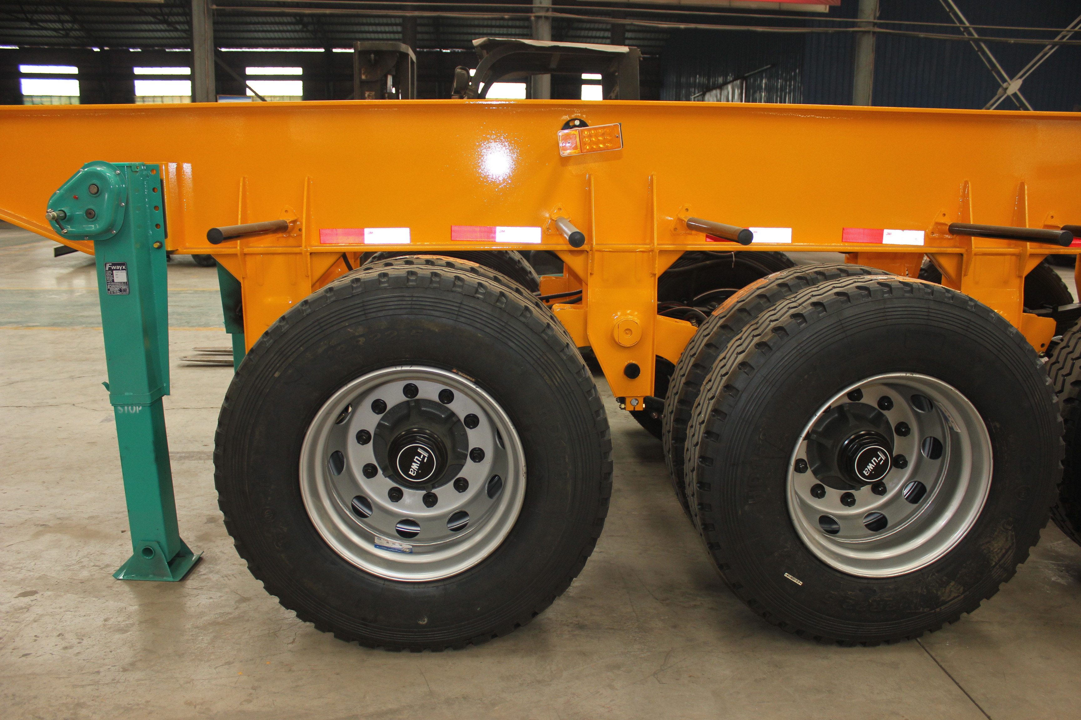Mechanical Suspension Tri-Axle Skeleton Semi Trailer for Construction Site and 7pin Plug