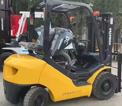 High-Performance Used Komatsu Forklifts 30 Komatsu FD30 3 Tons Stages Duplex Masts in Eastern Europe