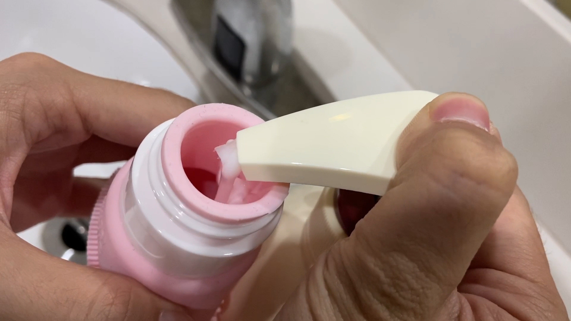 Storage Container Style Silicone Makeup Sponge Holder for Easy Cleaning