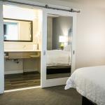 Finished White Wooden Sliding Doors Internal Bathroom Door 214cm Height