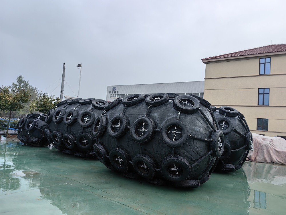 Black Rubber Pneumatic Rubber Fender / Inflatable Docking Fender
