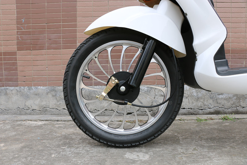 Italy Best Seller 48V 500W Electric Scooter Pedal Assist 60km Range per Charge 18 Inch Tire 48V 20ah Bluetooth Sensor Disk