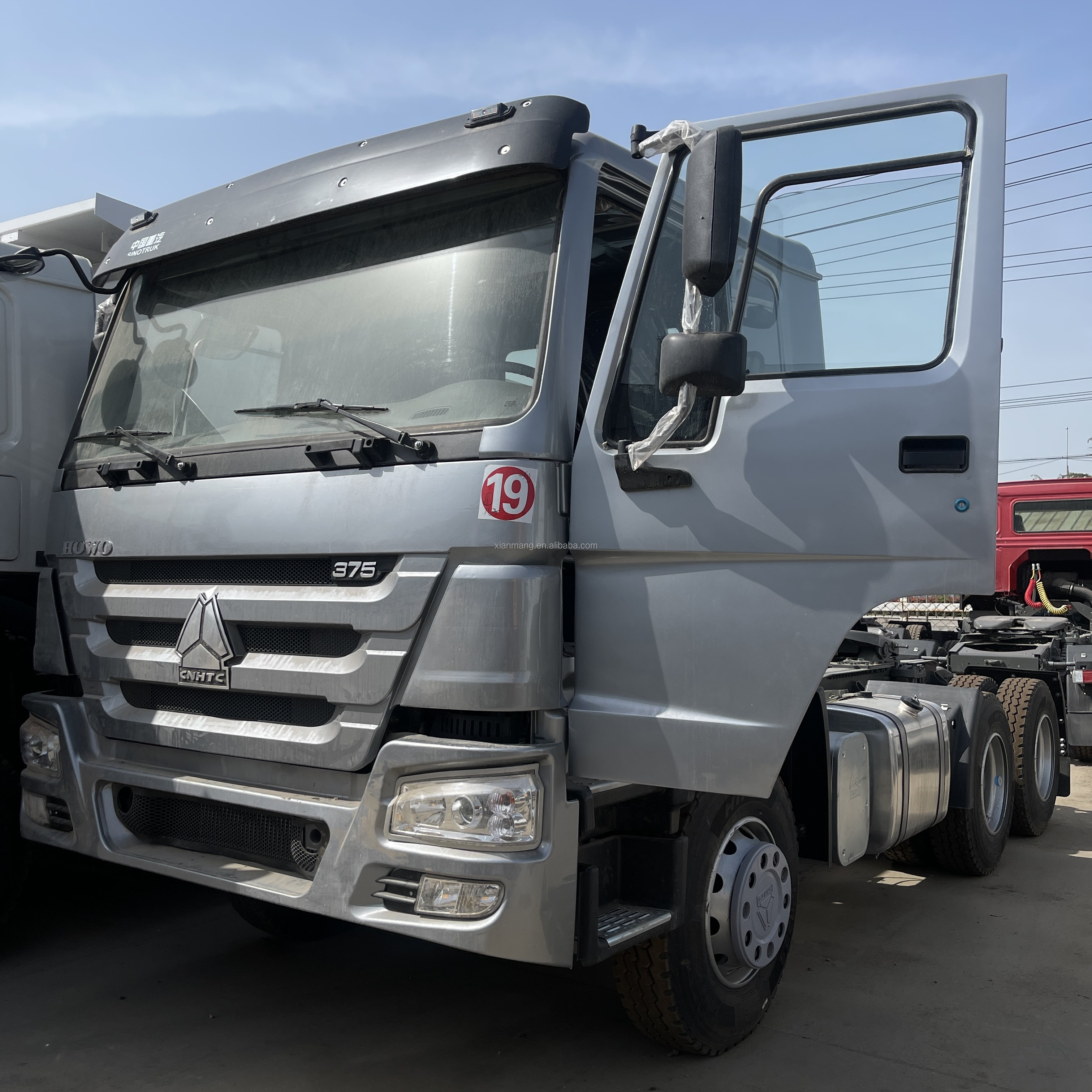 SINO TRUCK 40T 50T Howo Tractor Truck with WEICHAI Engine 300-400L Fuel Tank Capacity