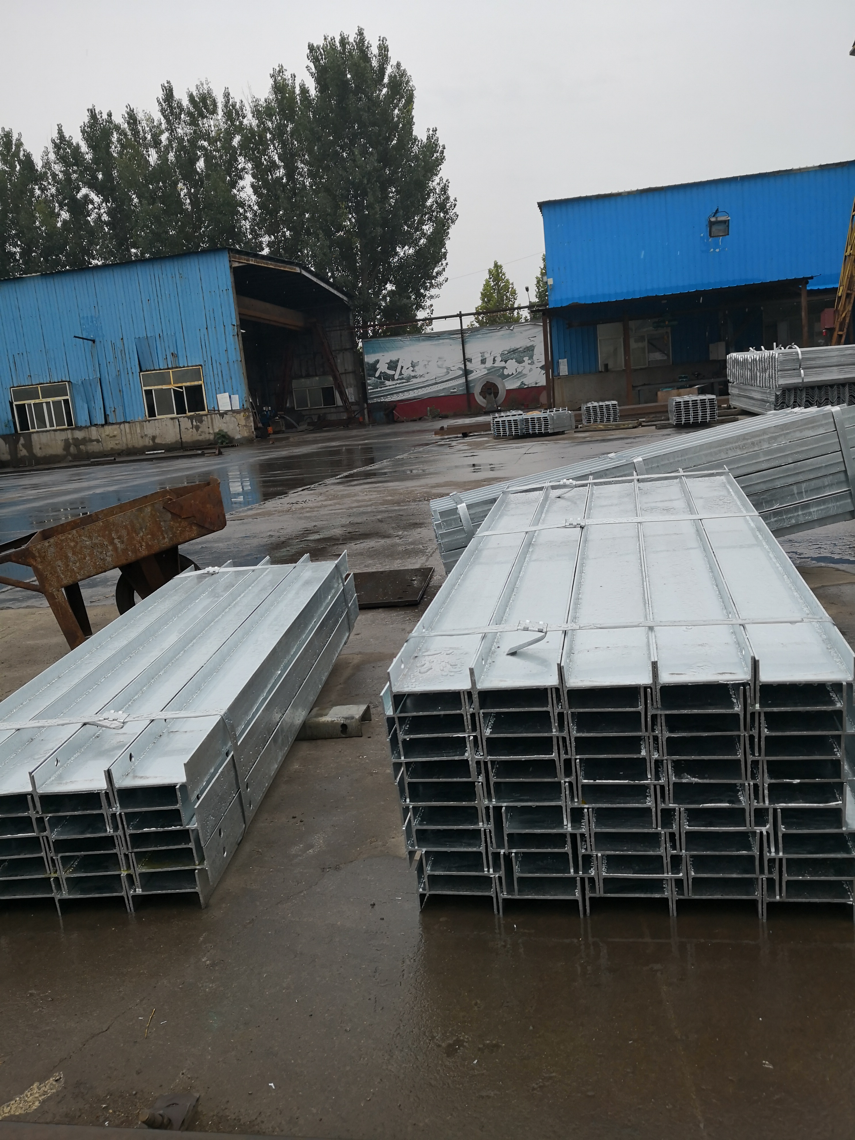 Highway Guardrail Foam Roller Fence with Q345 SJ345R Material in Customized Color