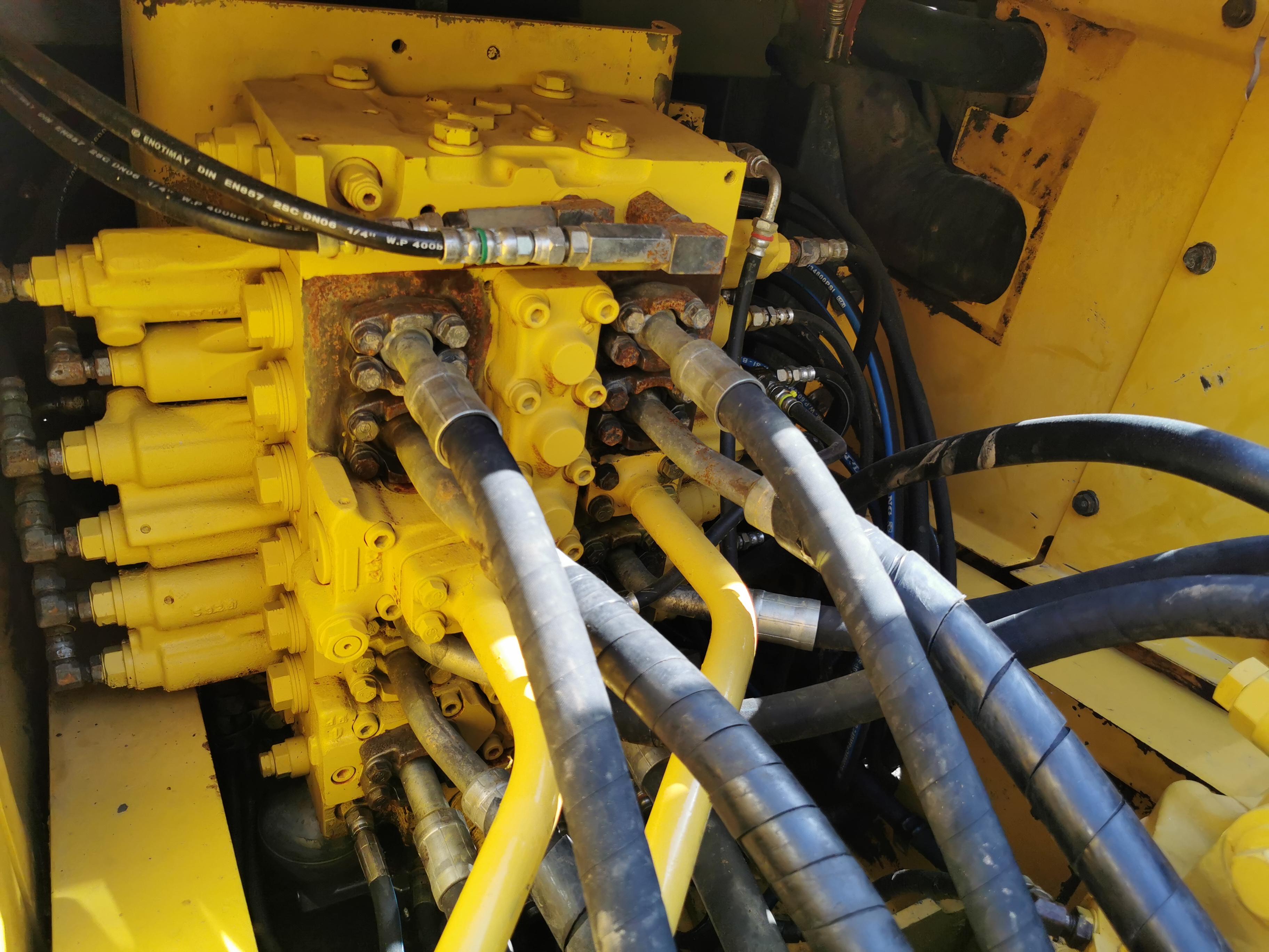 Low Working Hours Used Komatsu PC220 Crawler Excavator with Original Hydraulic Valve