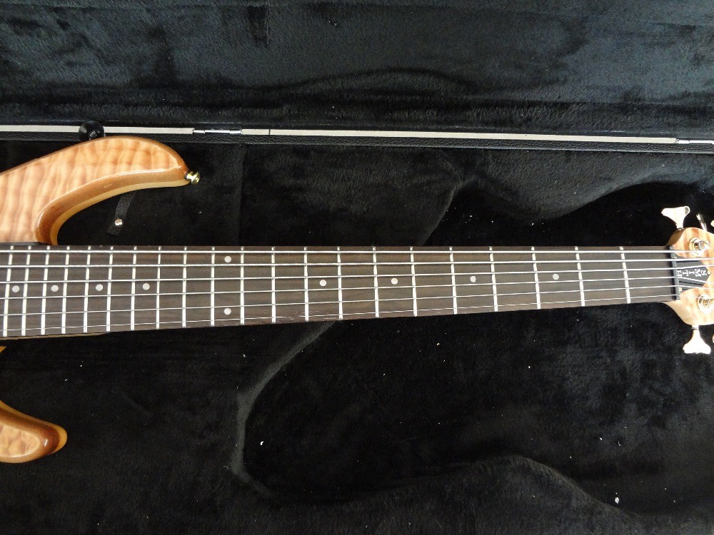 6 string bass guitar Smith custom bass Golden hardwares Wilkinson brodges original Active pickup 5 ply neck bolt on