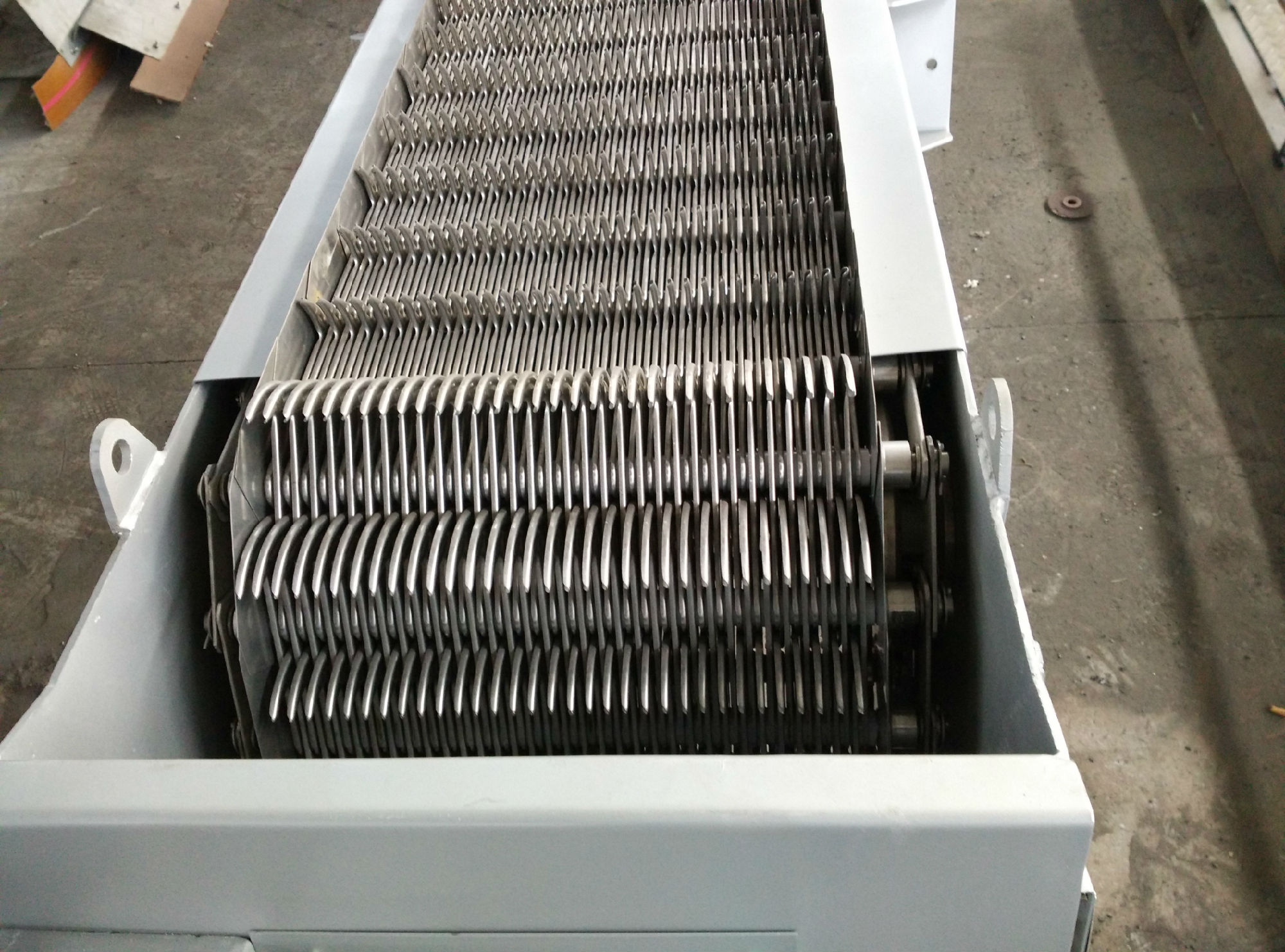 Debris Wastewater Bar Screen Dual Flow Band Solid Liquid Separator Chain Tension Adjustable