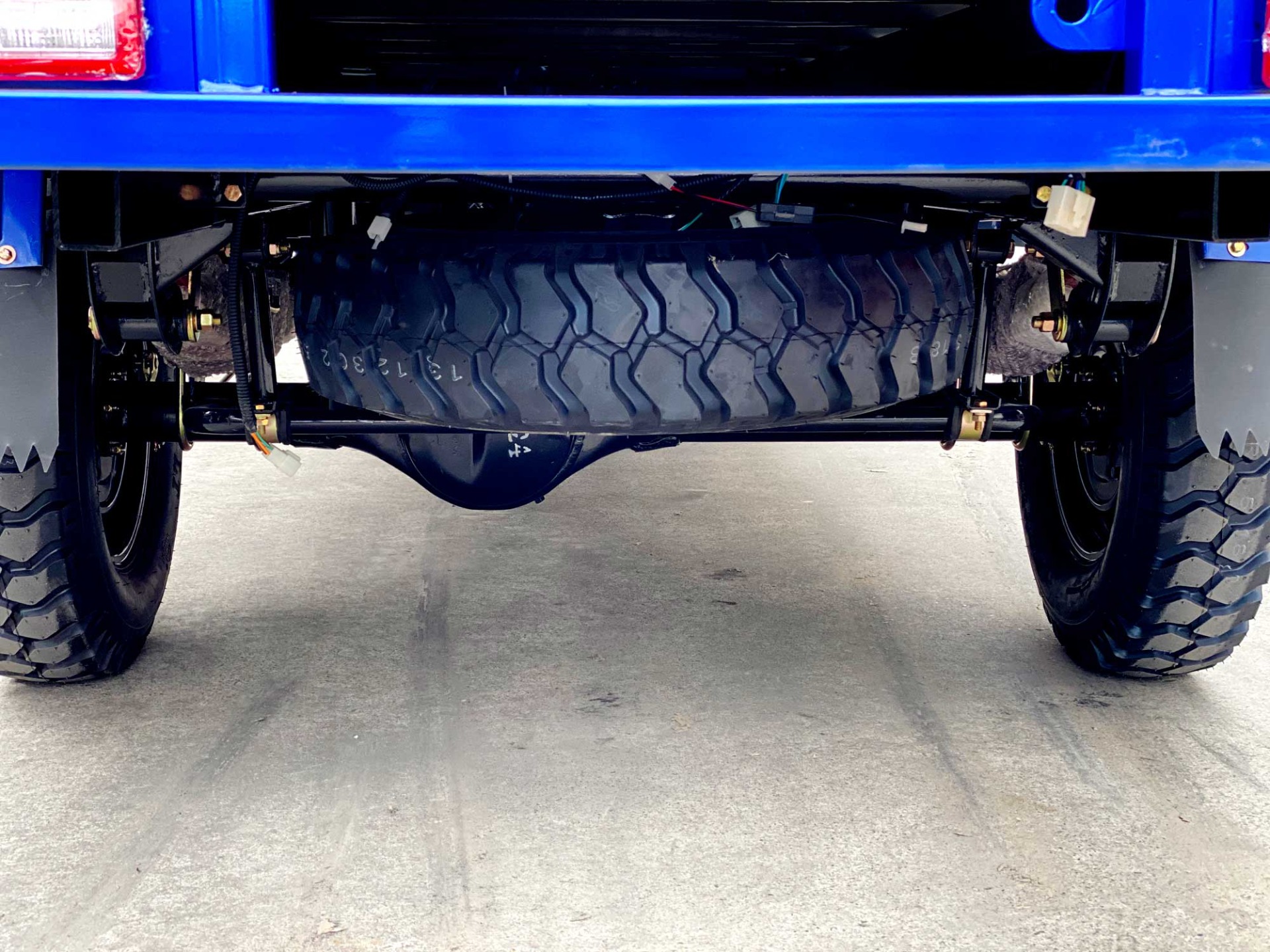 Large Cargo Box 2.4m*1.3m Closed Cab Tricycle XK3 Fuel Gasoline for Cargo and Passenger