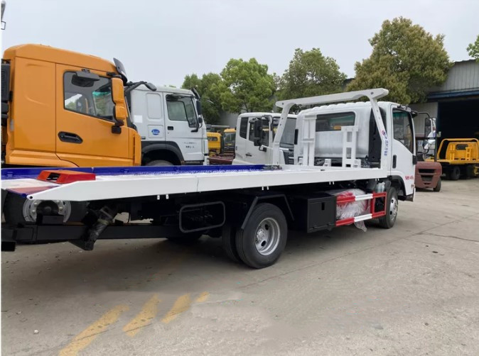 3 Tons Road Emergency Wrecker Truck ISUZU 4x2 Flatbed Towing Wrecker