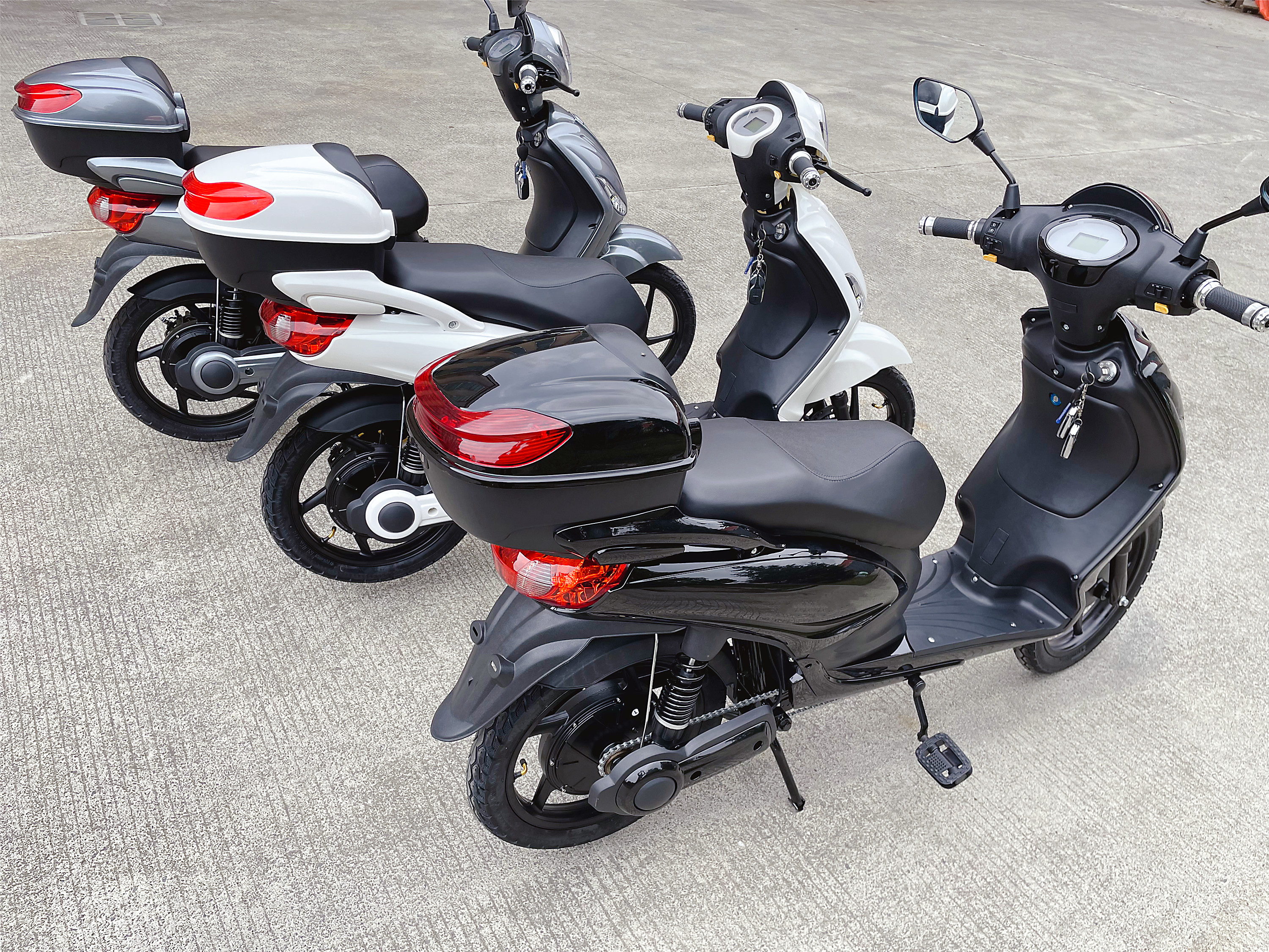 Italy Best Seller 48V 500W Electric Scooter Pedal Assist 60km Range per Charge 18 Inch Tire 48V 20ah Bluetooth Sensor Disk