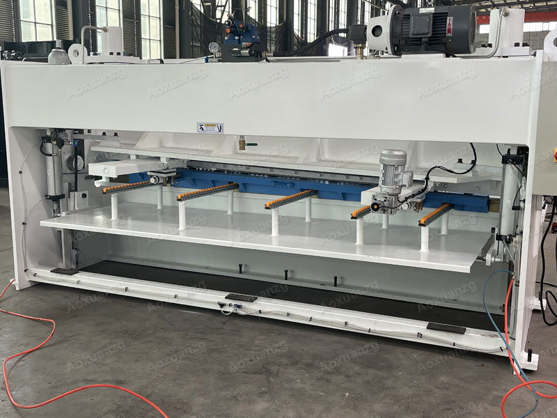 6*3200mm CNC Hydraulic Guillotine Shearing Machine Cutter With 1-3° Shearing Angle