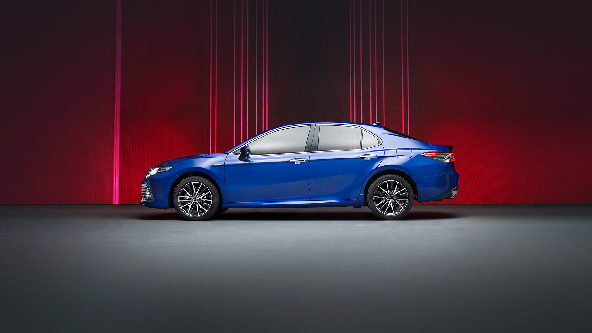 Toyota Camry Sedan 4 Wheel Petrol Car with TPMS for Customer Requirements