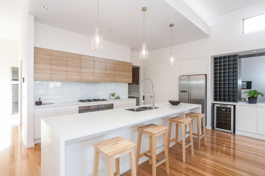 Modern White Lacquer Kitchen Cabinet with Acrylic Door Panel and Quartz Stone Countertop