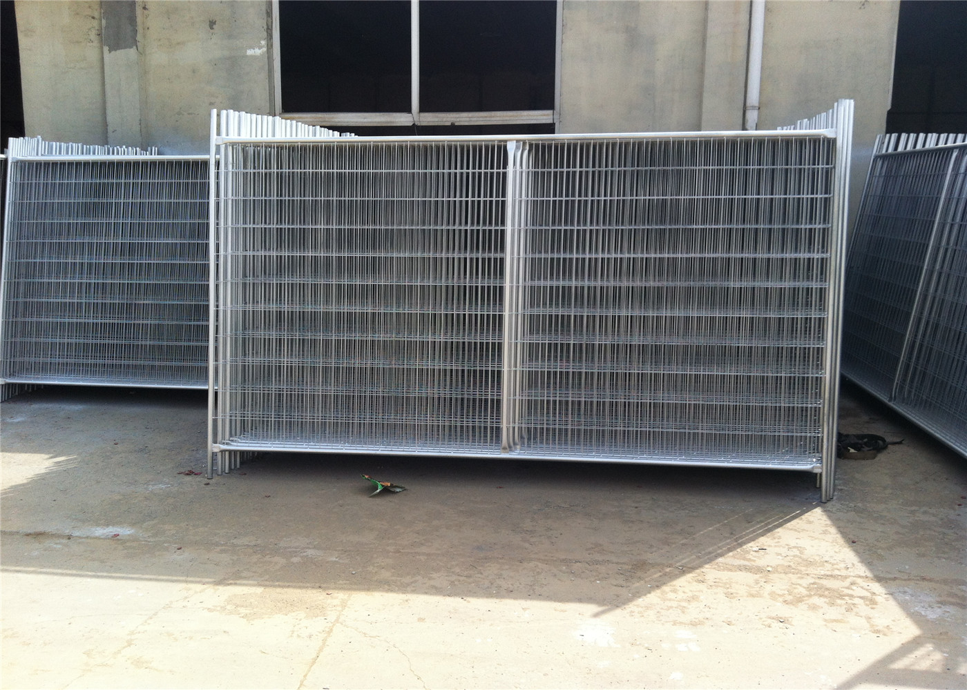 Cheap Temporary Fencing panels for sale price 2100mm x 2400mm OD 32 x 1.40mm light duty 14 microns zinc