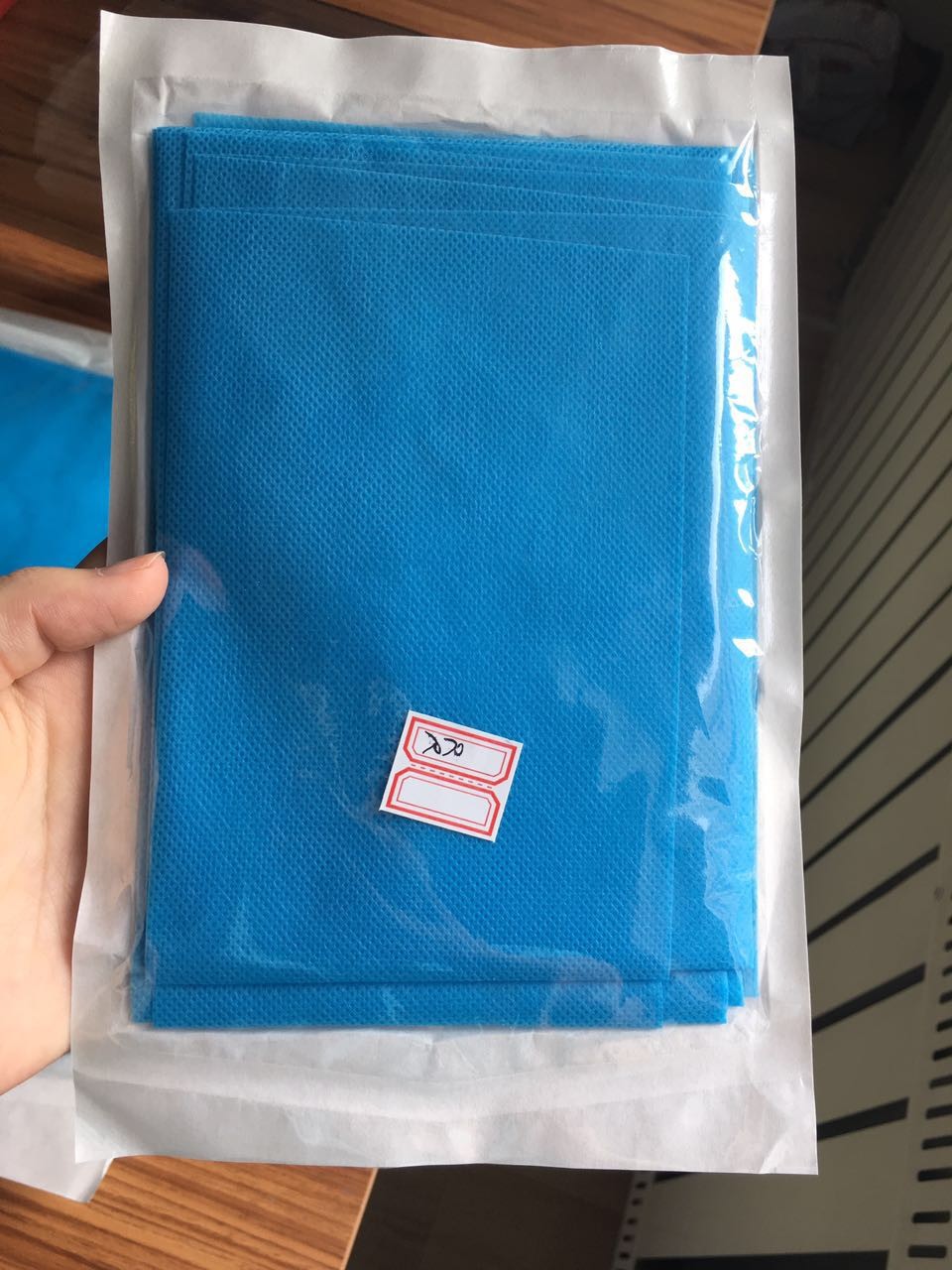 Disposable Nonwoven Sterile Universal Surgical Drapes,waterproof SMS surgical drape with hole for hospital\lab