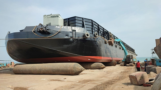 OEM Shipyards Inflatable Rubber Airbag , Black Marine Rubber Balloon