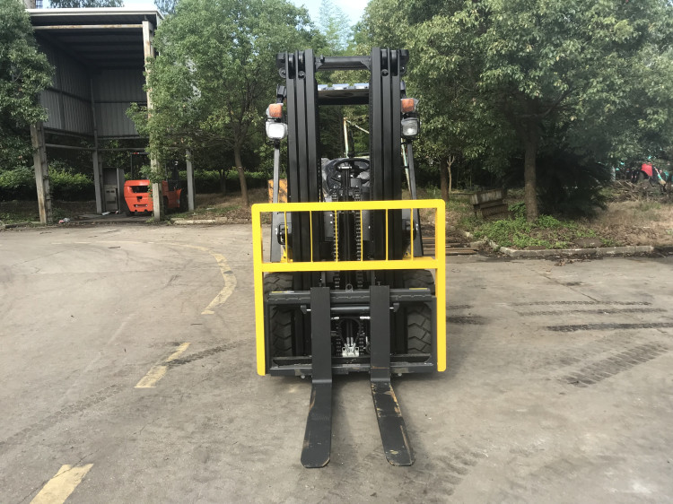 1670mm Long Small Fork Truck , 4.5m 2 Stage Mast Forklift 3.5 Ton 500mm Load Center