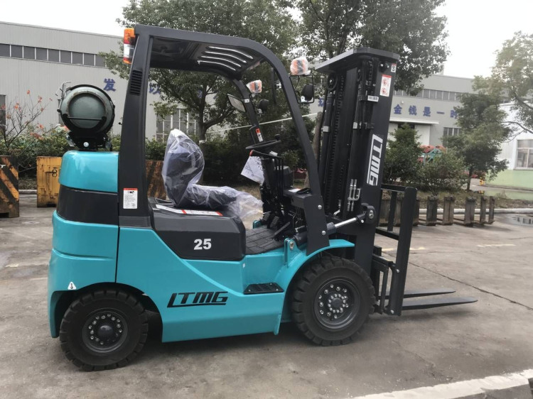 4.5 M Triplex Mast Gasoline Forklift Truck Material Loading Equipment 2.5 Ton