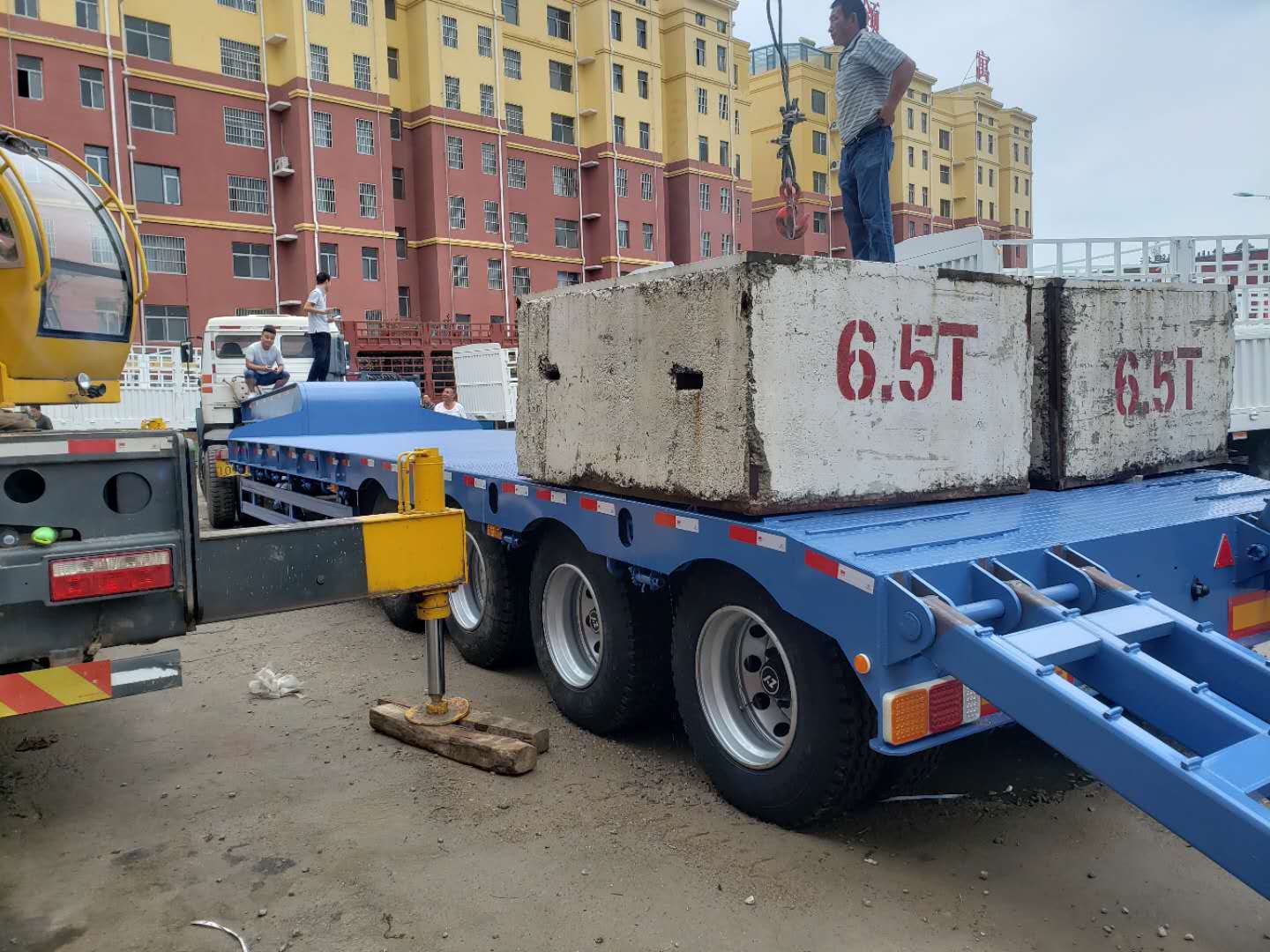 Semi-Trailer 4 Axles 13.73m 75 Tons 80ton Lowbed Flat Low Bed Loader in Qatar