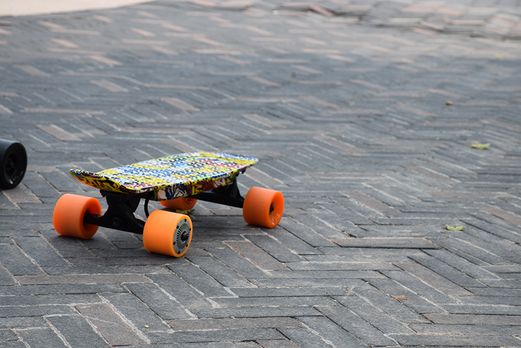 Fashion Mini Fish 4 Wheel Electric Skateboard PU Material 2200mAH