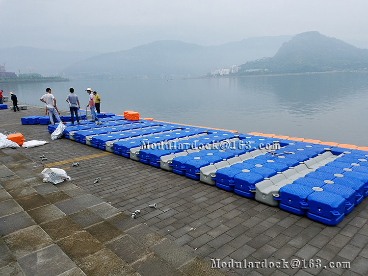Floating boat lift