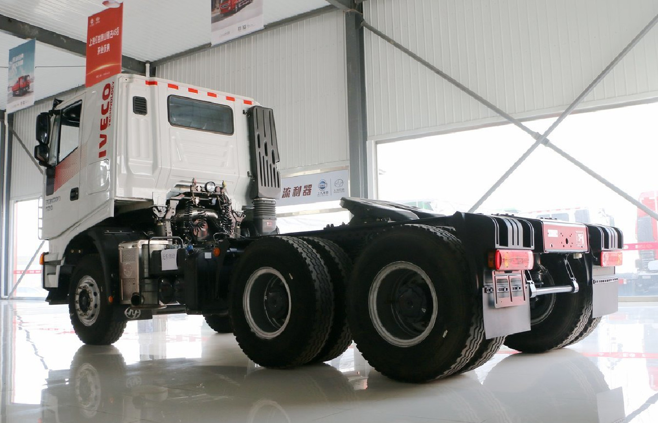 Versatile and Durable Used Hongyan Genlyon Tractor Diesel Engine Tractor