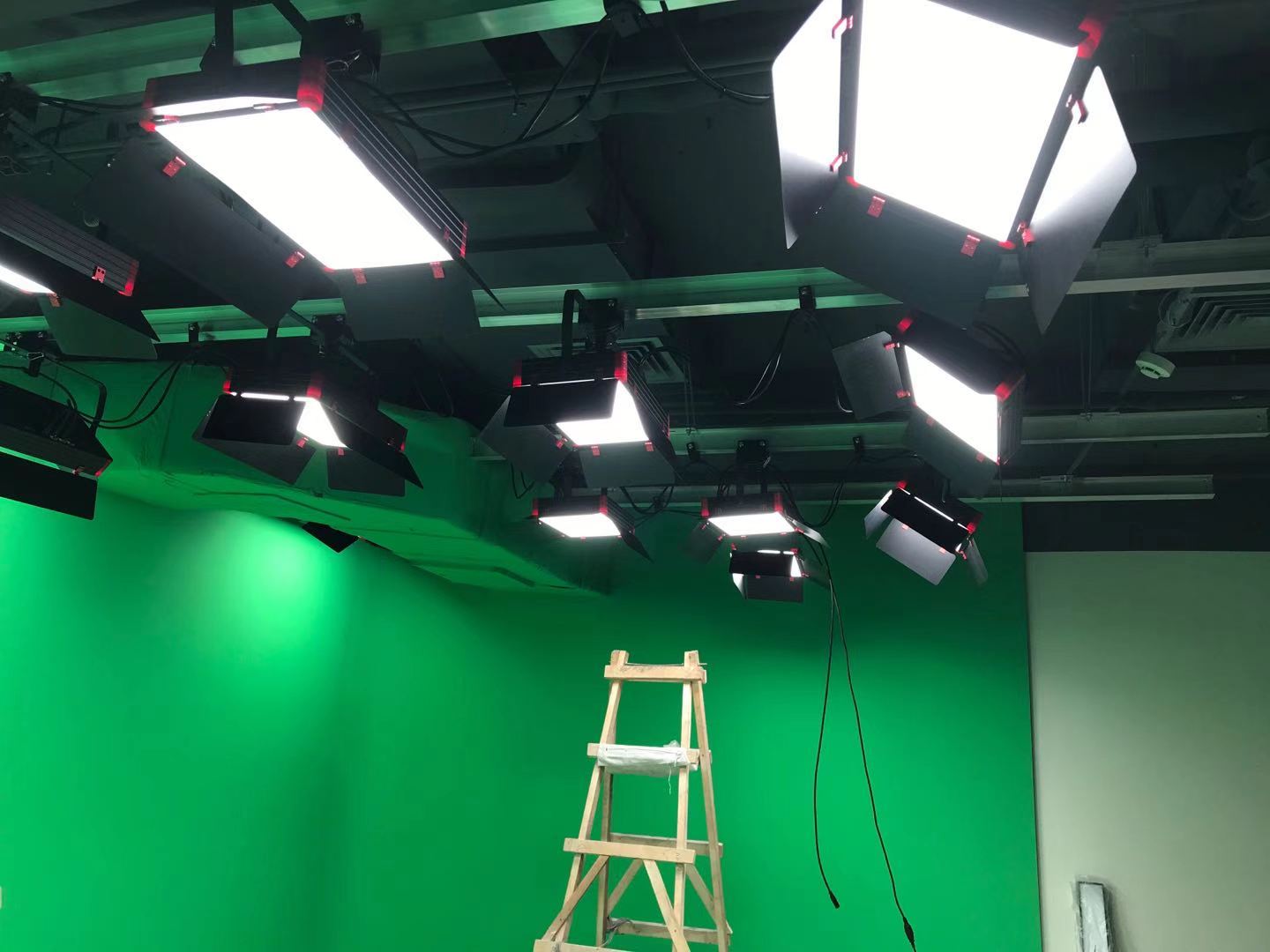 Aluminum Alloy Acrylic Covering LED840 DMX512 Portable Light for Photographic Shooting