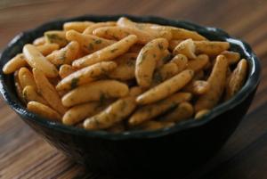 Quality Seaweed Wasabi Flavor Crescent Shape Puffed Rice Cracker Mix Japanese Sancks wholesale