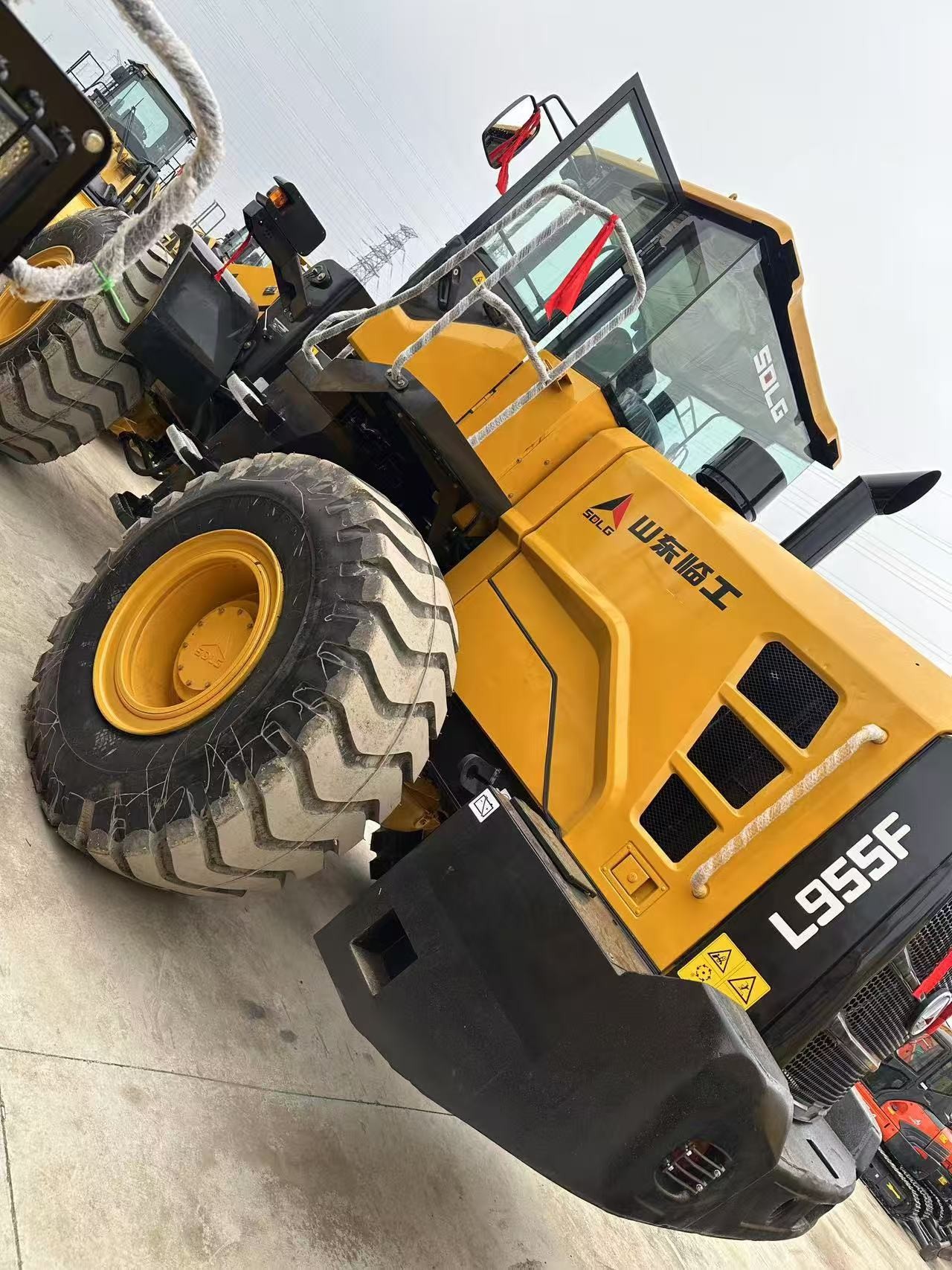 5000 Rated Load Wheel Loader SDLG 955F 162 KW Power 2.8 m3 Bucket Capacity Construction Machinery