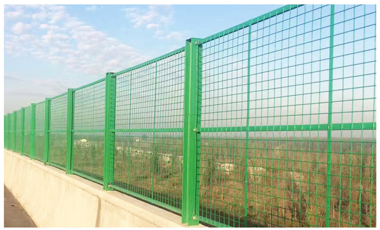 Anti Glare Traffic Barrier Barbed Wire Fence Mesh For Highways Made Of Stainless Steel